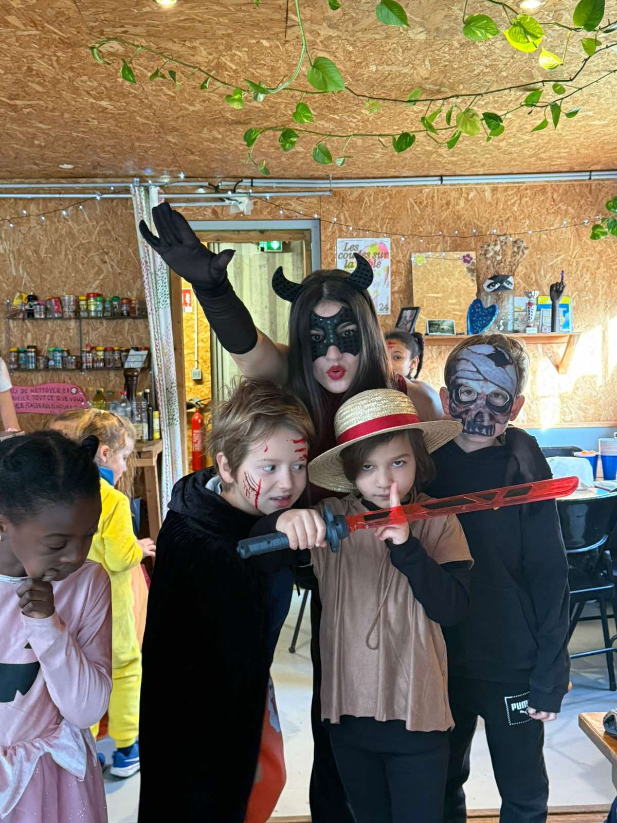 Enfants heureux apprenant l'anglais Englishjoy